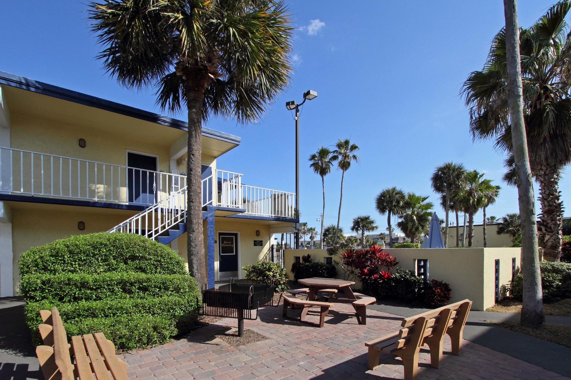 Days Inn By Wyndham Cocoa Beach Port Canaveral Esterno foto