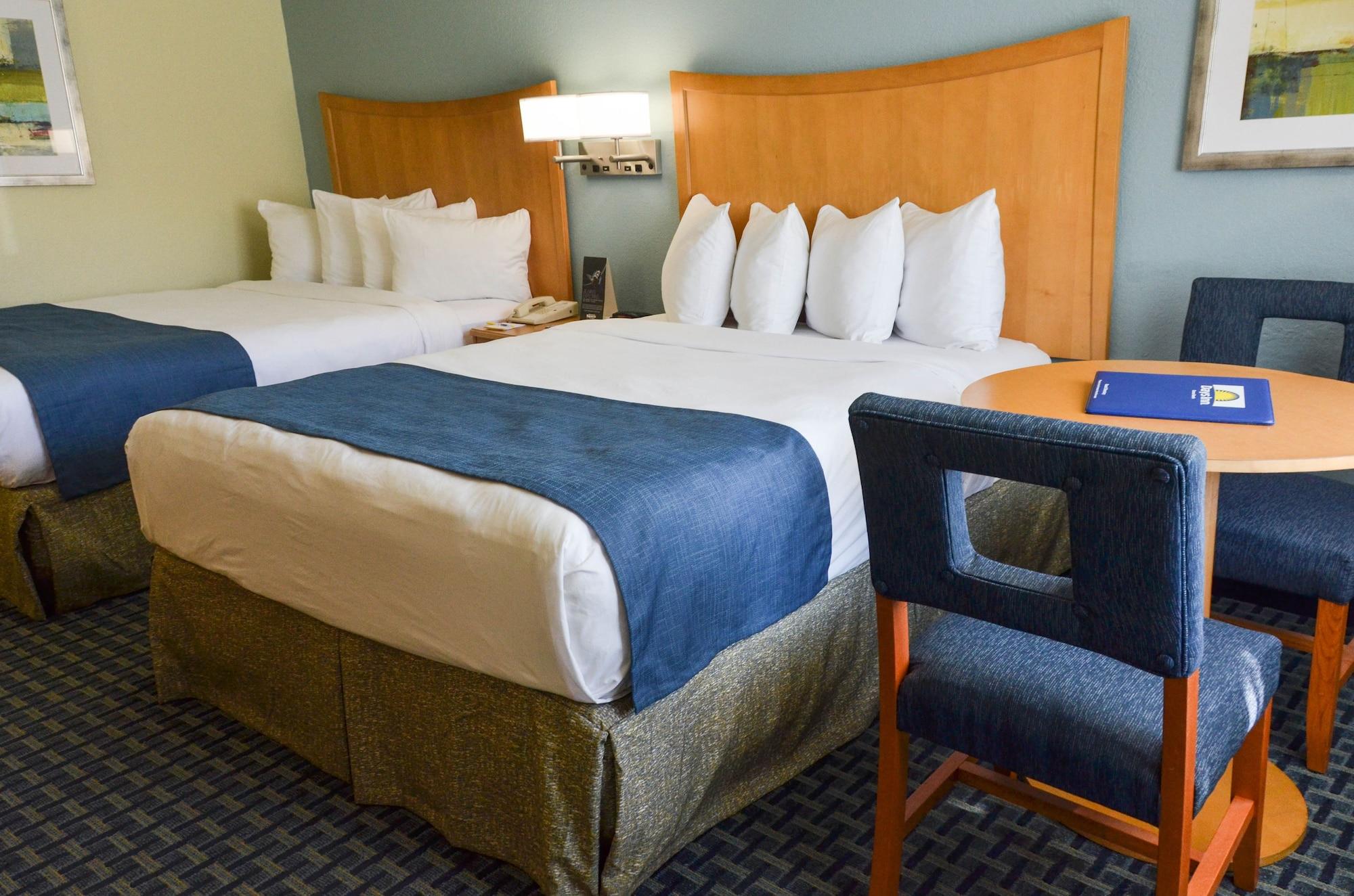 Days Inn By Wyndham Cocoa Beach Port Canaveral Esterno foto