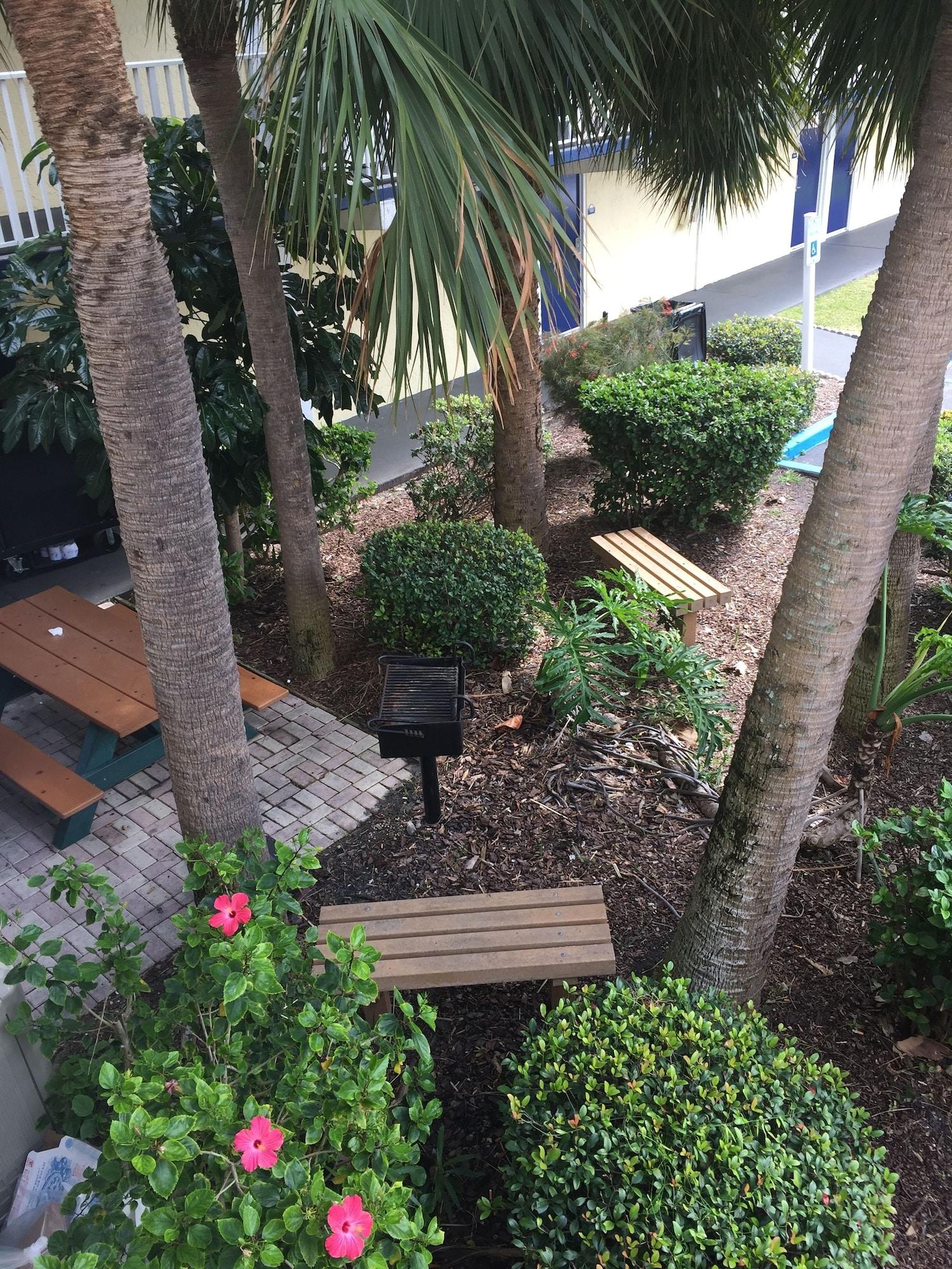 Days Inn By Wyndham Cocoa Beach Port Canaveral Esterno foto