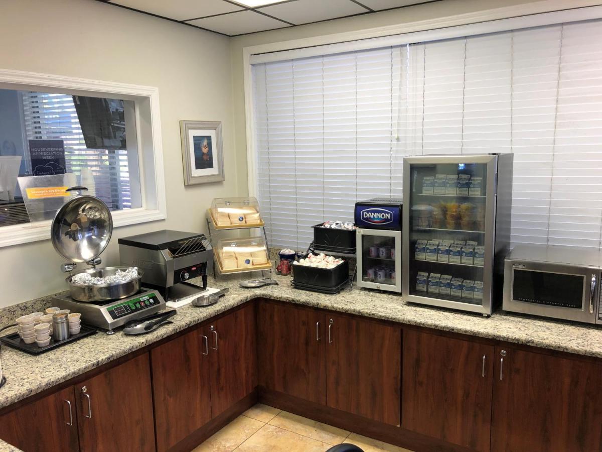 Days Inn By Wyndham Cocoa Beach Port Canaveral Esterno foto