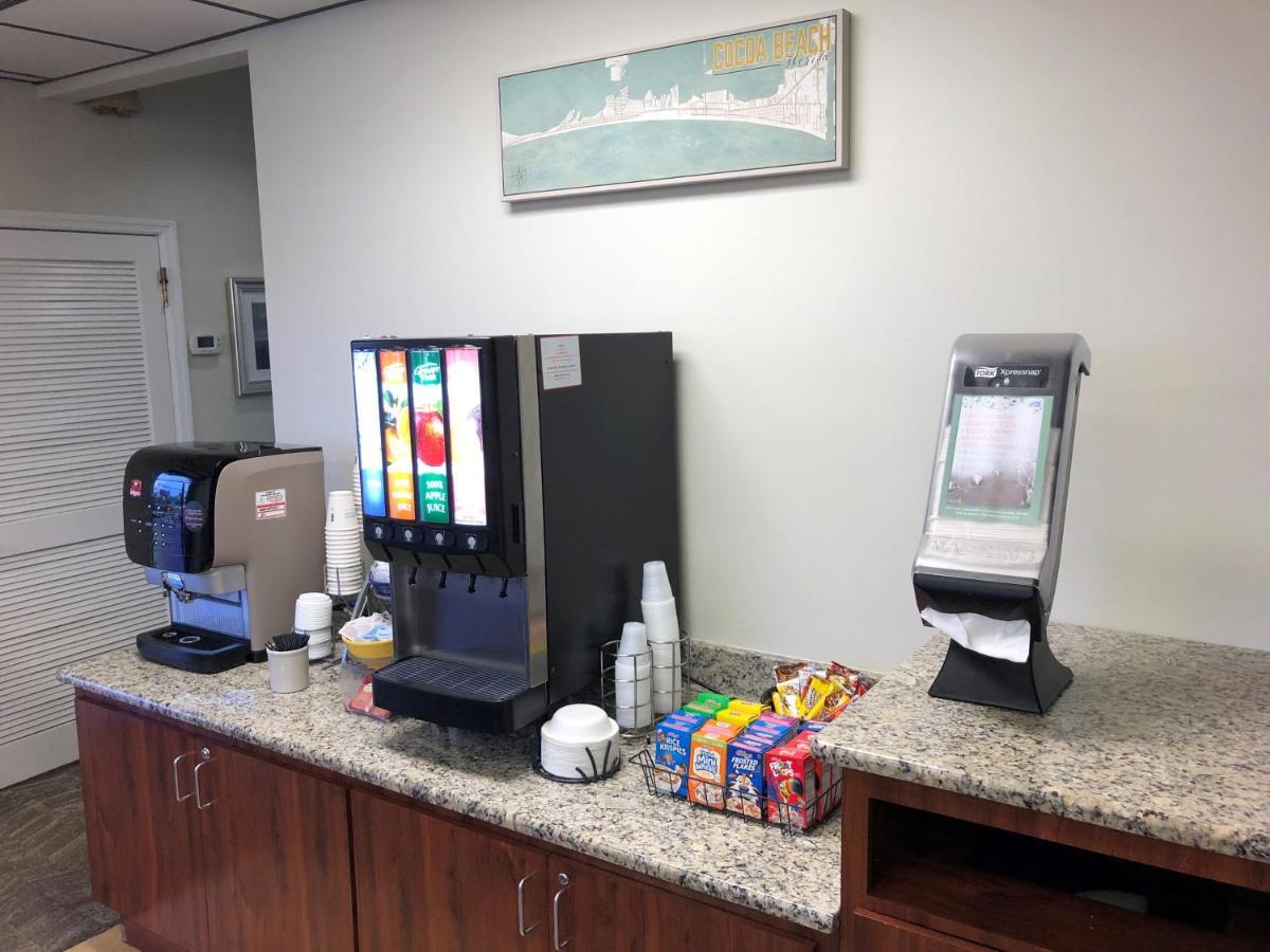 Days Inn By Wyndham Cocoa Beach Port Canaveral Esterno foto