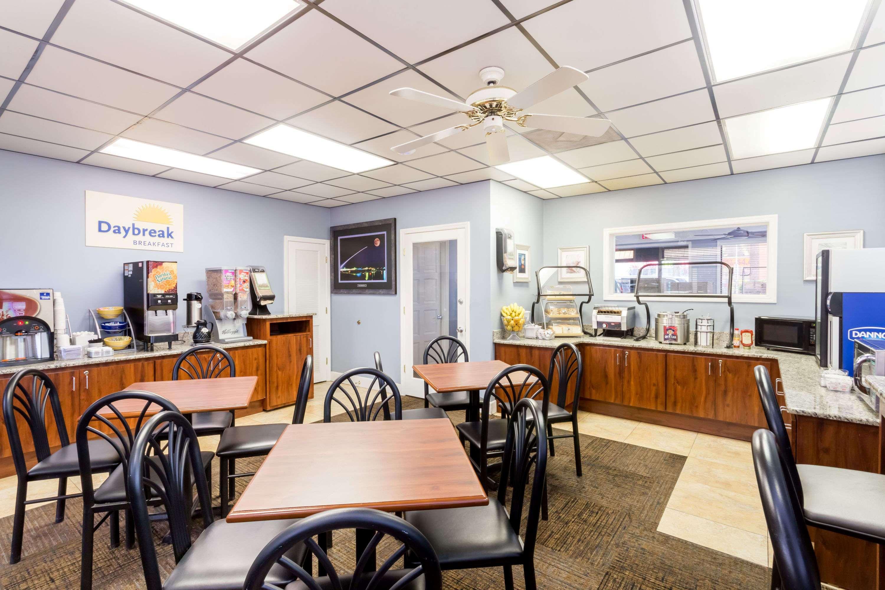 Days Inn By Wyndham Cocoa Beach Port Canaveral Esterno foto