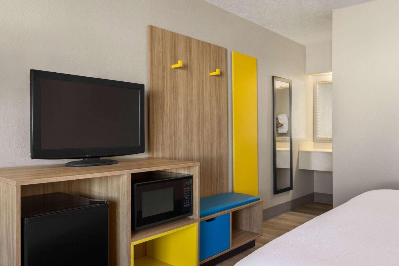 Days Inn By Wyndham Cocoa Beach Port Canaveral Esterno foto