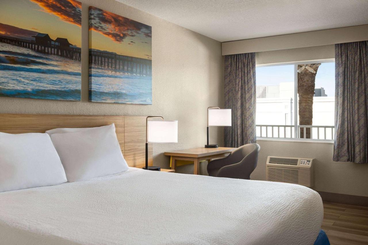 Days Inn By Wyndham Cocoa Beach Port Canaveral Esterno foto