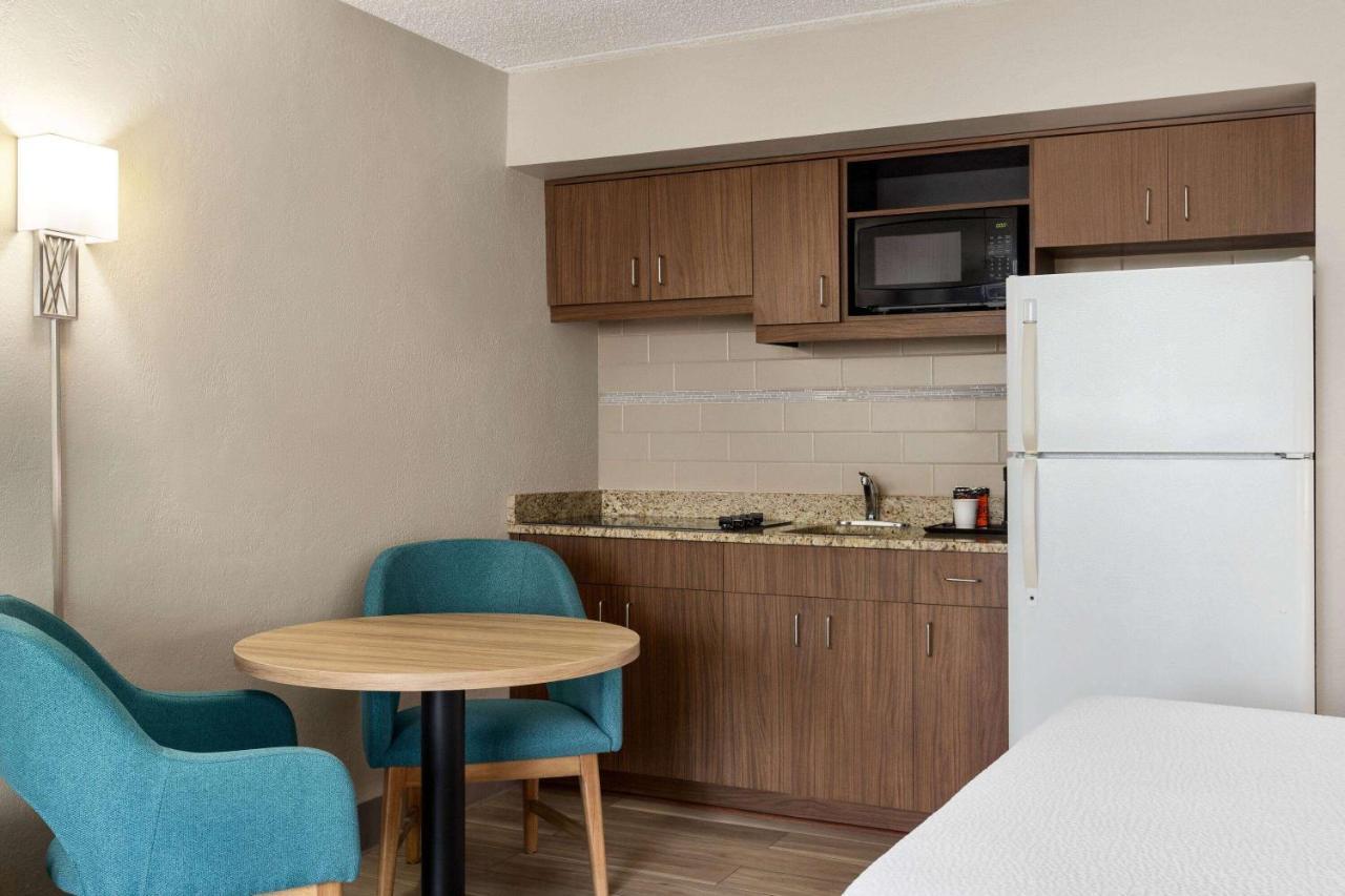 Days Inn By Wyndham Cocoa Beach Port Canaveral Esterno foto