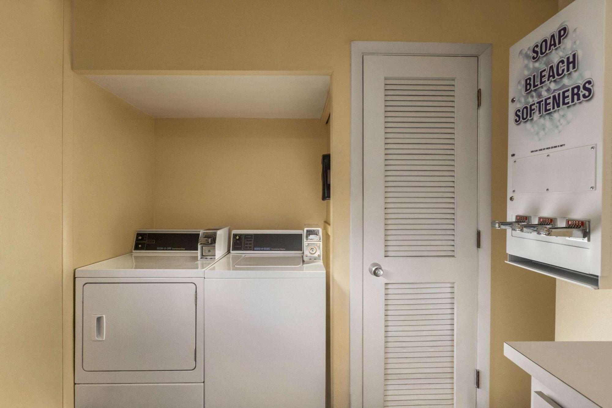 Days Inn By Wyndham Cocoa Beach Port Canaveral Esterno foto