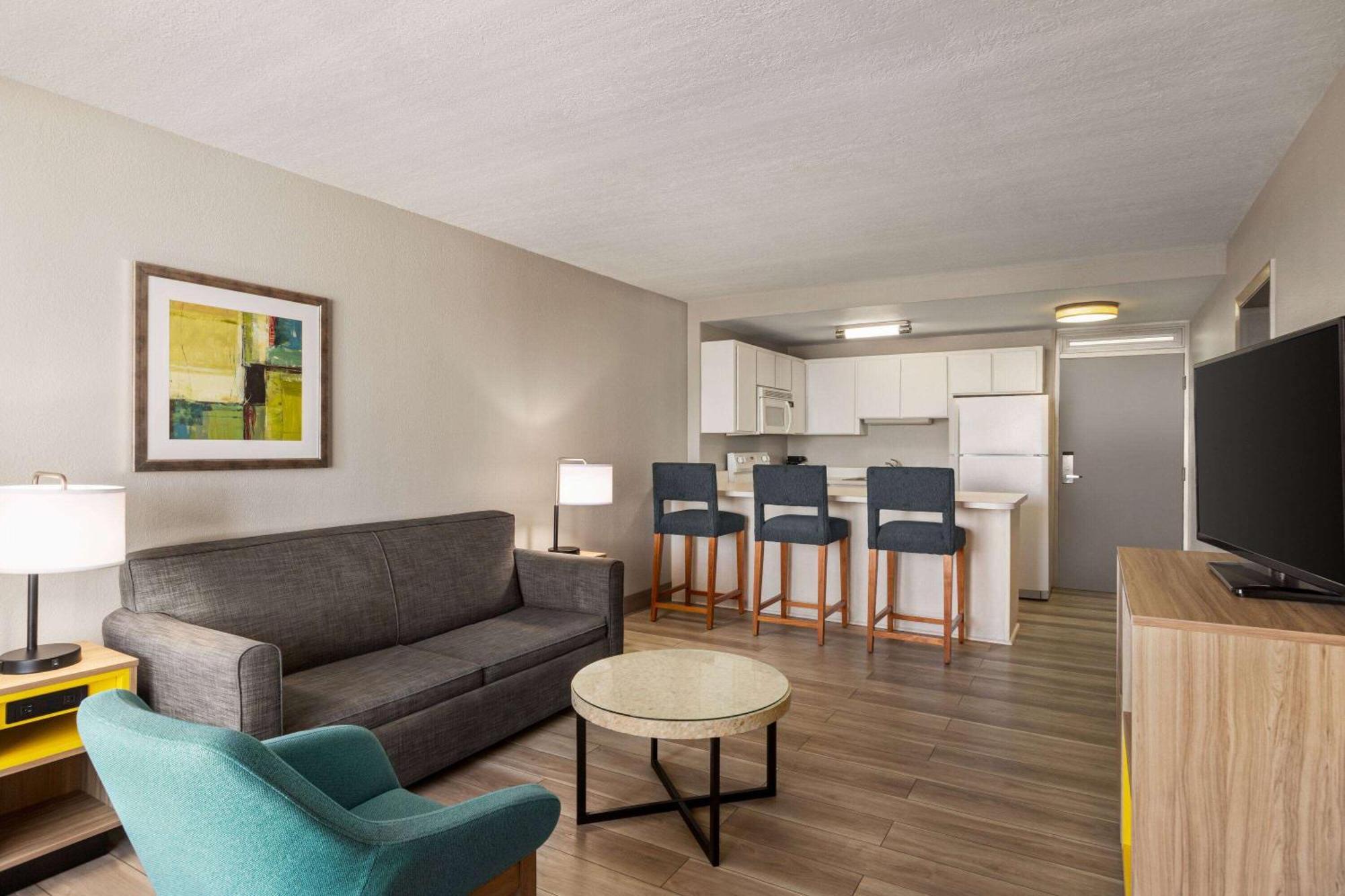 Days Inn By Wyndham Cocoa Beach Port Canaveral Esterno foto