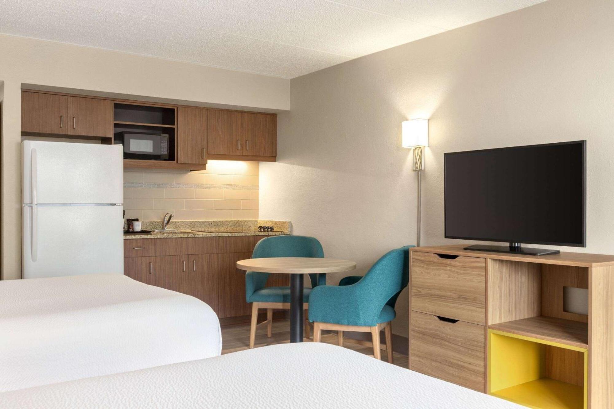 Days Inn By Wyndham Cocoa Beach Port Canaveral Esterno foto