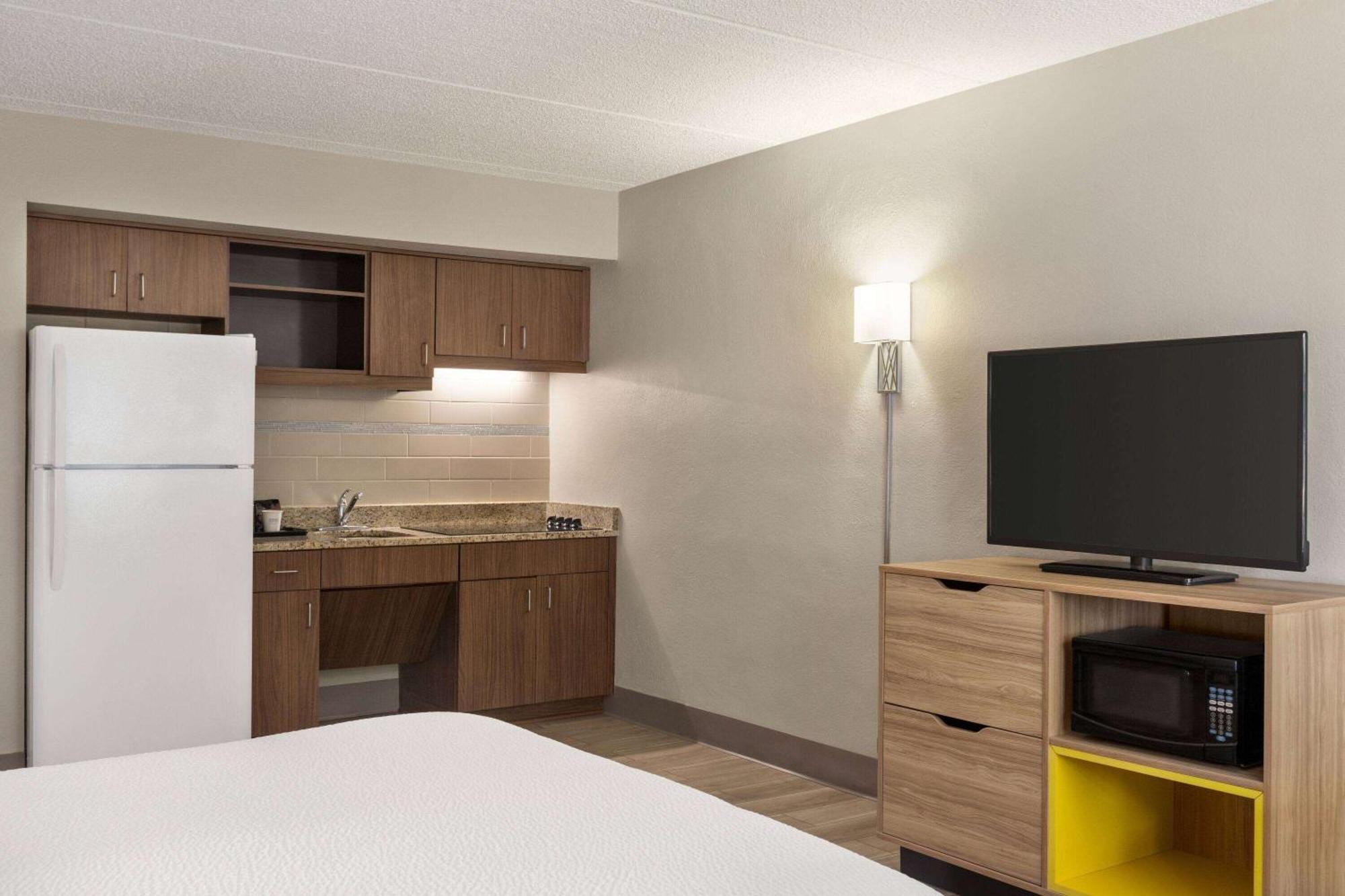Days Inn By Wyndham Cocoa Beach Port Canaveral Esterno foto